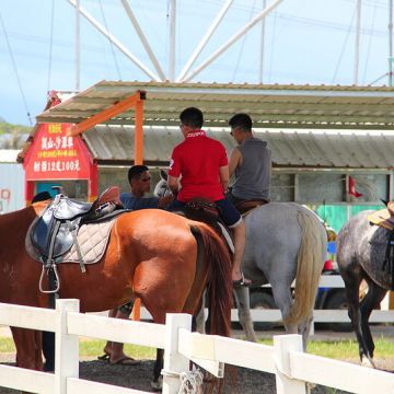 墾丁維多利亞騎馬場位於台26線恆春往南灣方向大馬路旁就可看到明顯大招牌，隨著教練的指導，實際感受和體驗駕馭馬匹的樂趣