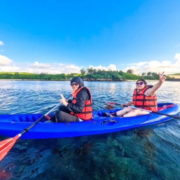 海洋友善店家-離海5min特別想和大家分享海洋的平靜與美好，有別以往刺激的水上活動，這次隆重推出獨木舟體驗！在風浪平穩的的水域，由經驗豐富的教練帶領您一同前往墾丁的海邊秘境，讓您隨著緩緩的波浪聲找回失去以久的內心寧靜。上岸後店家會準備輕食，讓前來參加活動體驗的人身心皆有滿滿地收穫！