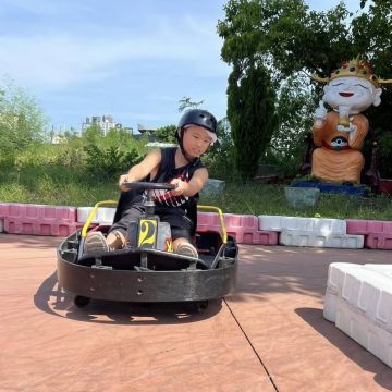 墾丁PK玩家飄移車，位於恆春台26縣道旁，交通便利，而且飄移車也是陸上活動的熱門項目之一，飄移車主打甩尾和120公分以上的小孩能自行駕駛，大人小孩都能享受飄移的刺激，適合全家大小一同玩樂，誠心推薦喜歡刺激的您~