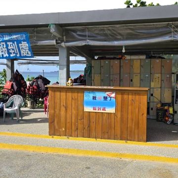 墾丁南灣水上活動團隊領有合法執照，是網友一致推薦的水上遊戲業者，團隊整體有嚴格的要求，以專業的技術，提供更熱誠的服務，也有為參加者提供保險噢。(報到處是南灣7-11斜對面)。

<br><br>遊戲項目：香蕉船/水上摩托車/搖滾飛艇/大力水手/甜甜圈/大腳丫/曼波 /外海浮潛，以上任選3種。
<br><br>全天使用：  沙灘排球 