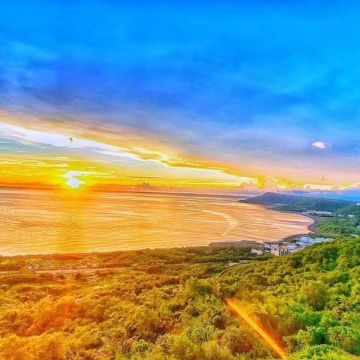 海崖灣鄰近關山風景區，特別在面向夕陽處設置沙發，現場也有額外販售餐點和飲品(入園券可以折抵部分消費)，另外精心打造水豚水池區和其他可愛動物區，時常可見水豚在泡水或其他萌寵在園區內散步呢！著名的關山落日美景和各種可愛動物的萌樣，都在全台最美的萌寵園區-海崖灣喔~~