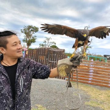 墾丁灰太狼教育園區 是採取放養式的餵養，裡面有親人可愛的動物，可與老鷹近距離拍照特別帥氣。喜歡跟動物親近的朋友，來墾丁遊玩時，一定不要錯過 ! 