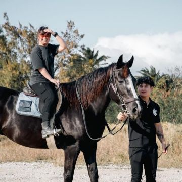 墾丁維多利亞騎馬場位於台26線恆春往南灣方向大馬路旁就可看到明顯大招牌，跟隨教練的指導，享受騎馬漫步原野山林的清新與樂趣