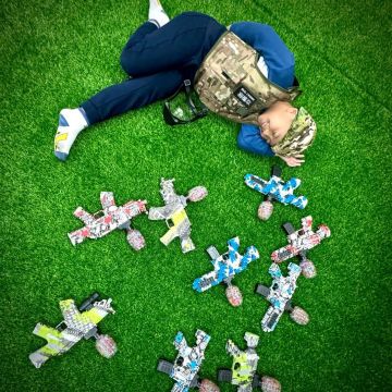 想帶孩子體驗射擊卻怕受傷嗎？來墾丁路 12 號的「旭騰水彈競技場」就對了！全室內冷氣開放，讓您躲避烈日與風雨。

這裡採用無痛「水晶寶寶」子彈，輕量化設備讓 4 歲孩子也能輕鬆上手，爸媽還能利用頭盔錄影功能，捕捉孩子帥氣的第一視角，在墾丁留下最酷的全家回憶！