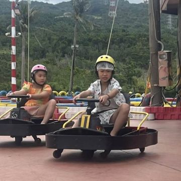 墾丁PK玩家飄移車，位於恆春台26縣道旁，交通便利，而且飄移車也是陸上活動的熱門項目之一，飄移車主打甩尾和120公分以上的小孩能自行駕駛，大人小孩都能享受飄移的刺激，適合全家大小一同玩樂，誠心推薦喜歡刺激的您~