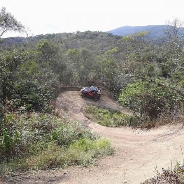 墾丁出火大腳旅遊車隊位於恆春往滿州的中途點，是縣府核准立案經營的大腳車隊，所屬車隊領有場地的行車認證，駕駛教練也通過超極戰區的行車測驗合格，所以可以帶領遊客進入刺激的超極戰區翻山越嶺、爬升俯衝，體驗大腳車帶來的冒險情境