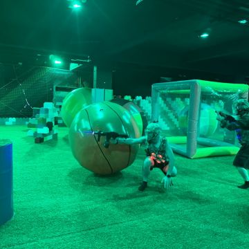 想體驗生存遊戲卻怕痛？還是覺得一般水彈槍太像玩具？位於墾丁路 12 號的旭騰水彈競技場 裝備全面升級！

搭載 紅外線瞄準與槍口光效，擬真重量讓刺激度爆表！雖然使用無痛水晶寶寶子彈，精準度與臨場感依然熱血。室內場地冷氣開放，還能用頭盔錄下第一人稱視角，賽後比對全台獨家記分板結算戰績。

這才是高手對決的浪漫，今晚就來開戰！