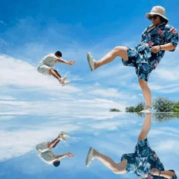 國境之南天空之鏡位於恆春往南灣方向馬場後方就可看到明顯大招牌，出發前教練會安全說明以及沙灘車教學，用沙灘車享受穿越叢林的樂趣後，大家再依照指示前往天空之鏡。一望無際的湛藍天空就像大自然界中的無邊湖面般，現場另有設計一些裝置藝術，讓照片呈現更具張力，與同行的人一起拍下不一樣的網美照吧！