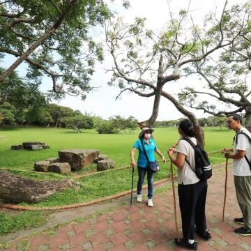 社頂公園因珊瑚礁岩較多，除了步道以外，地勢落差較大且較崎嶇，很難想像社頂公園的祕境裡竟是早期原住民的生活區域！
解說員帶領您到早期原住民賴以維生的水源-湧泉和種植的水稻區一探究竟，而且還可以看到因碳酸鈣化而經年累月自然形成的梯田。跟著古人足跡，一同來了解他們原始的生活~