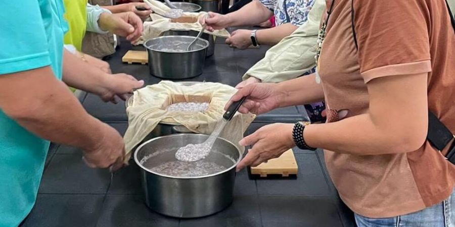 加入鹽滷後準備壓模