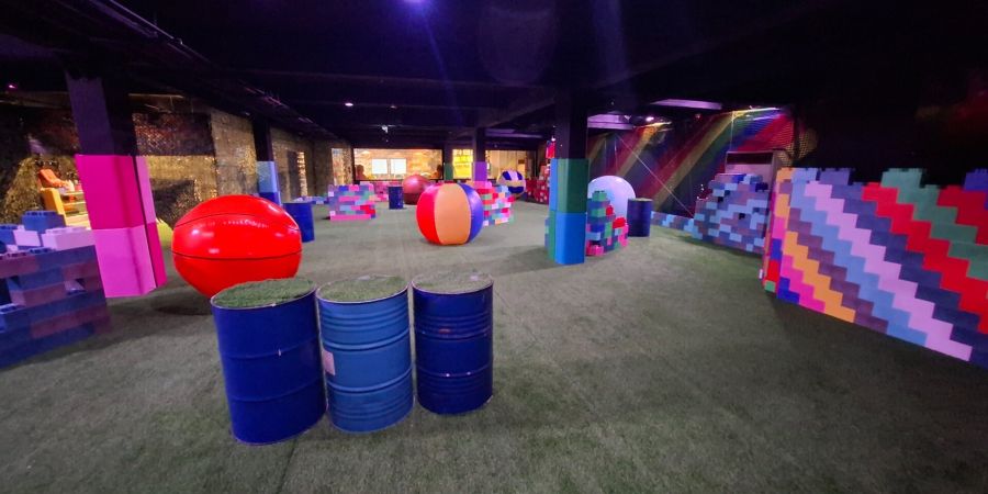 場內設有大型遮蔽物可供躲藏，增加槍戰刺激度