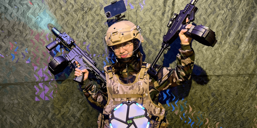 頭盔上可以裝上自己的手機錄第一人稱視角